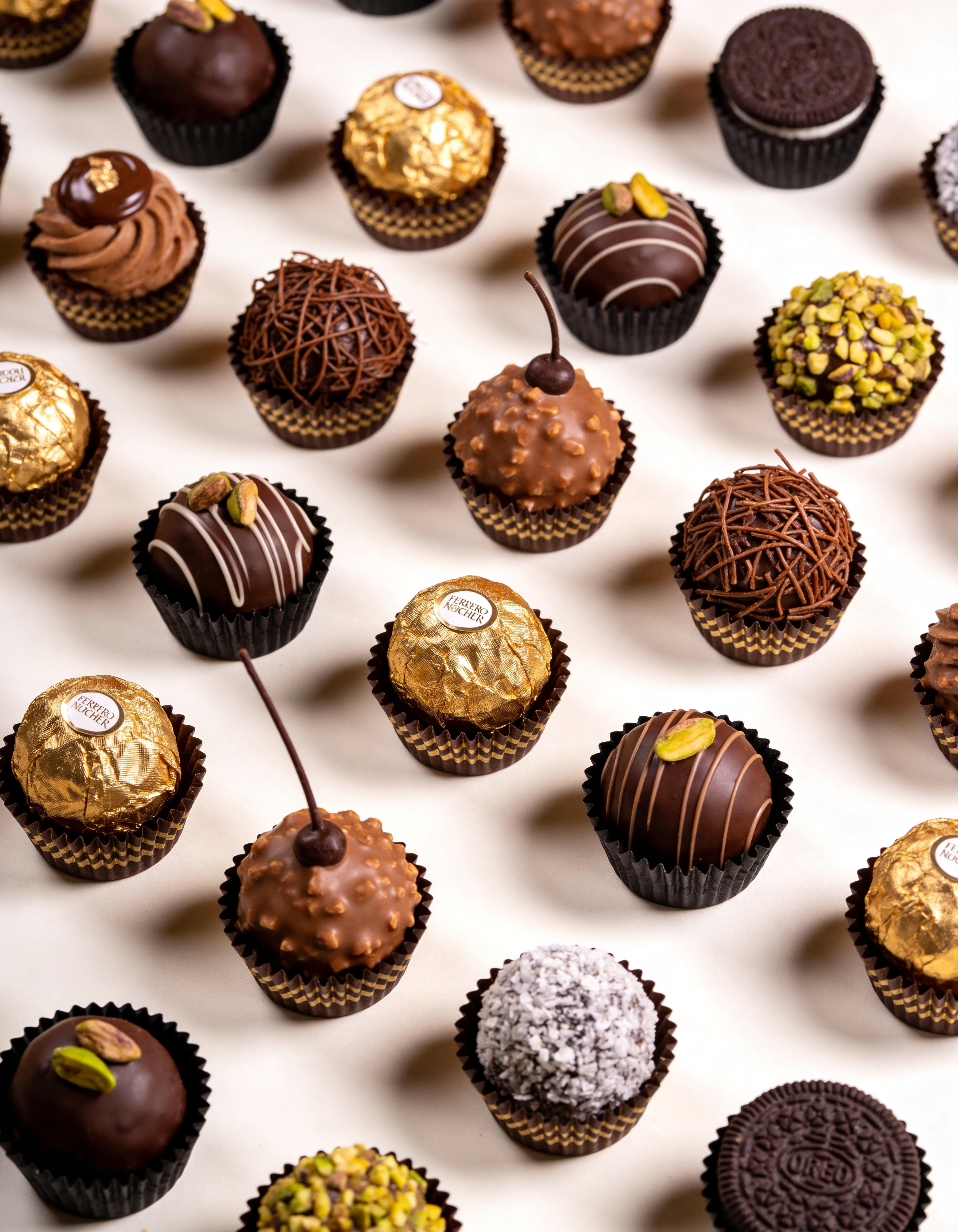 Doces gourmet variados com brigadeiros e beijinhos em bandeja refinada