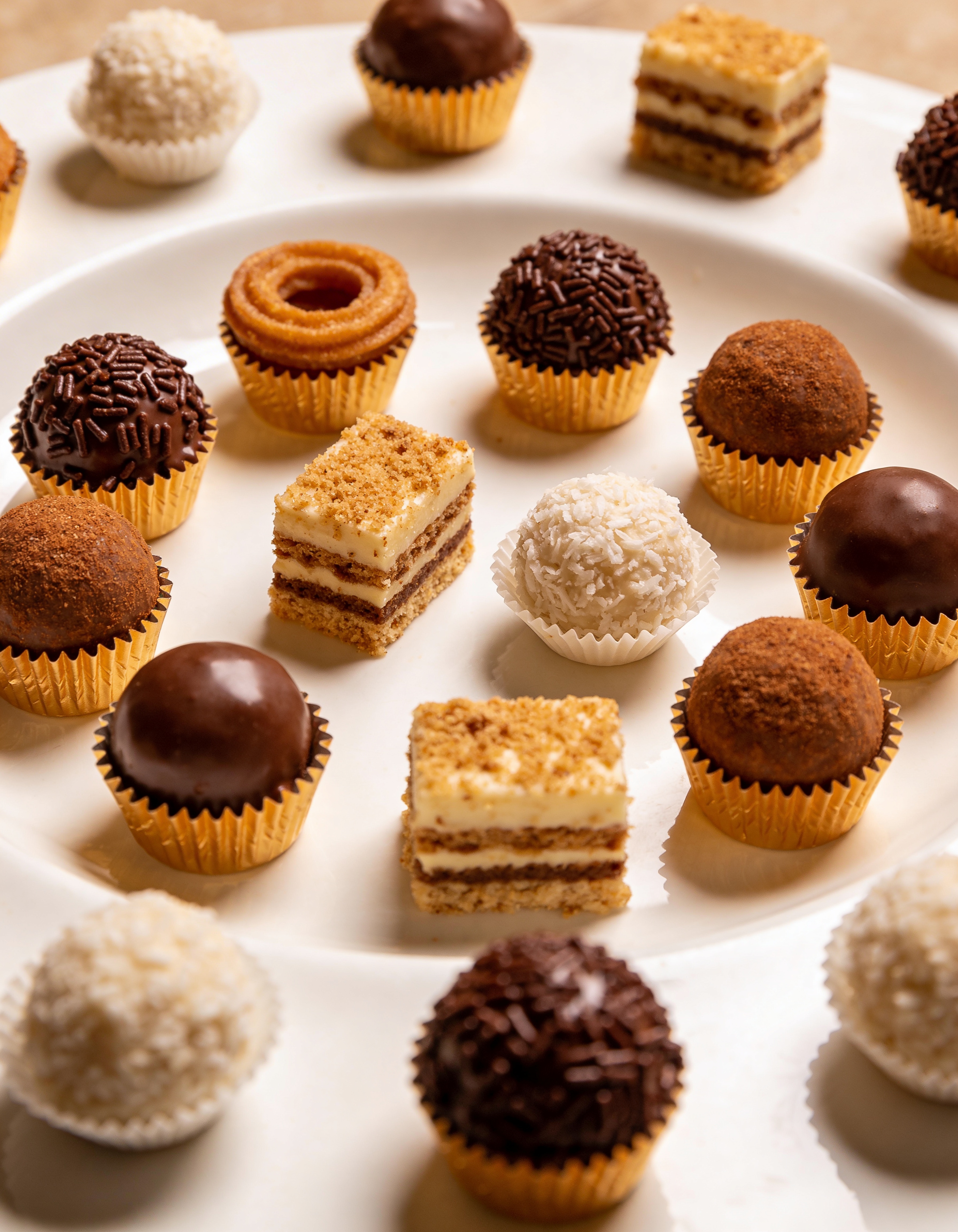Brigadeiros tradicionais em prato claro com apresenta&ccedil;&atilde;o elegante